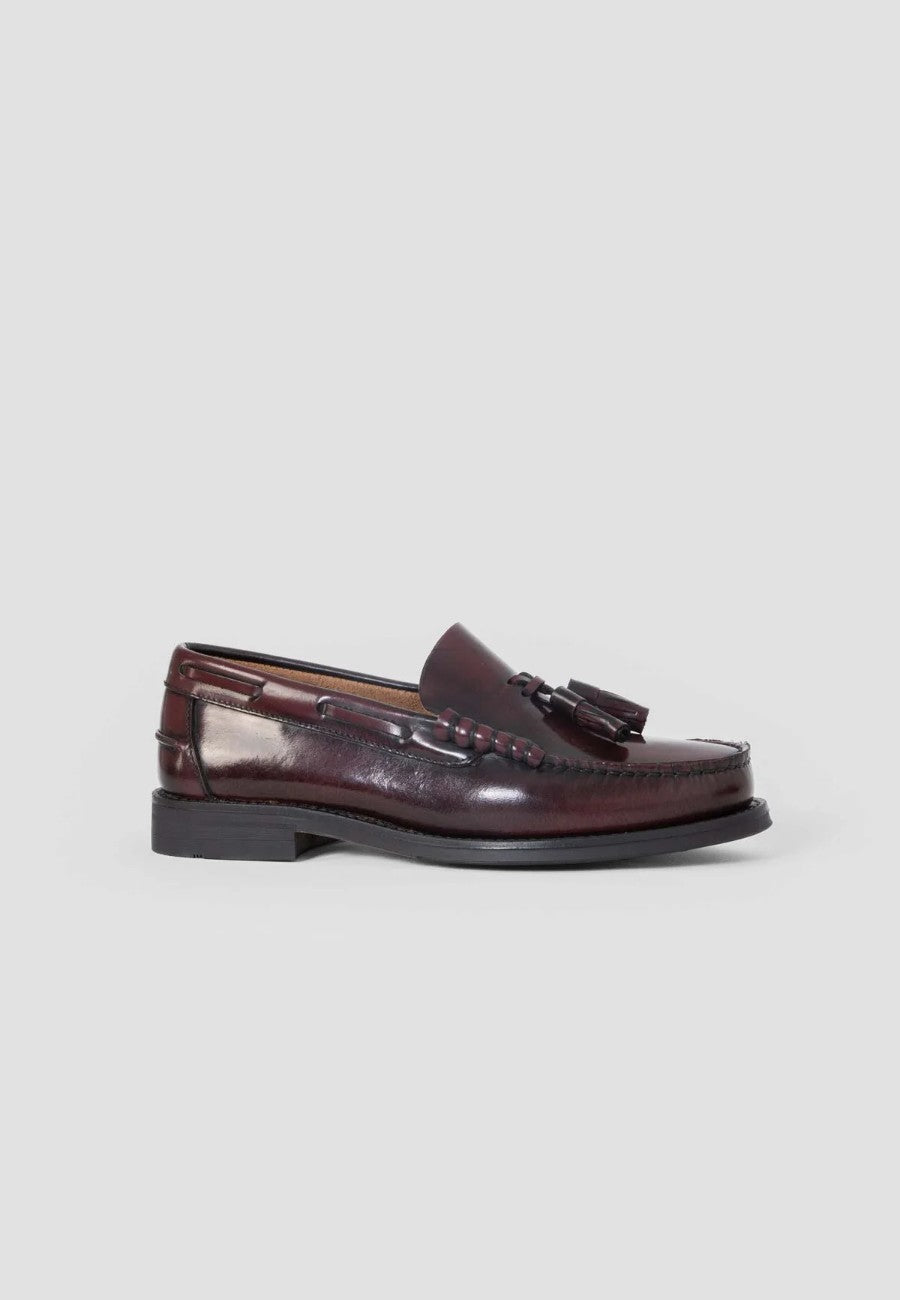 Mocasín de piel burdeos con borlas para hombre