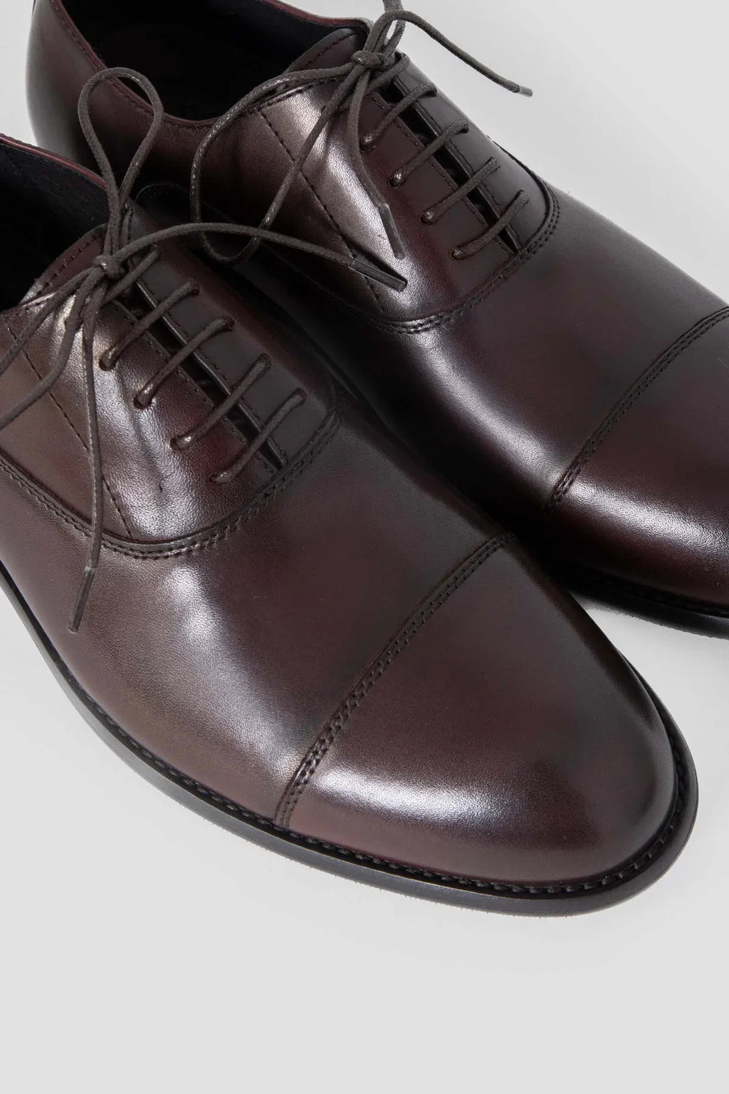 Zapatos Oxford de piel en color burdeos
