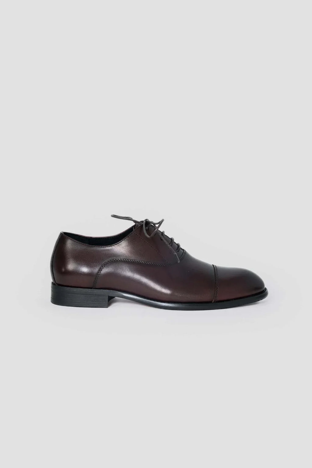 Zapatos Oxford de piel en color burdeos