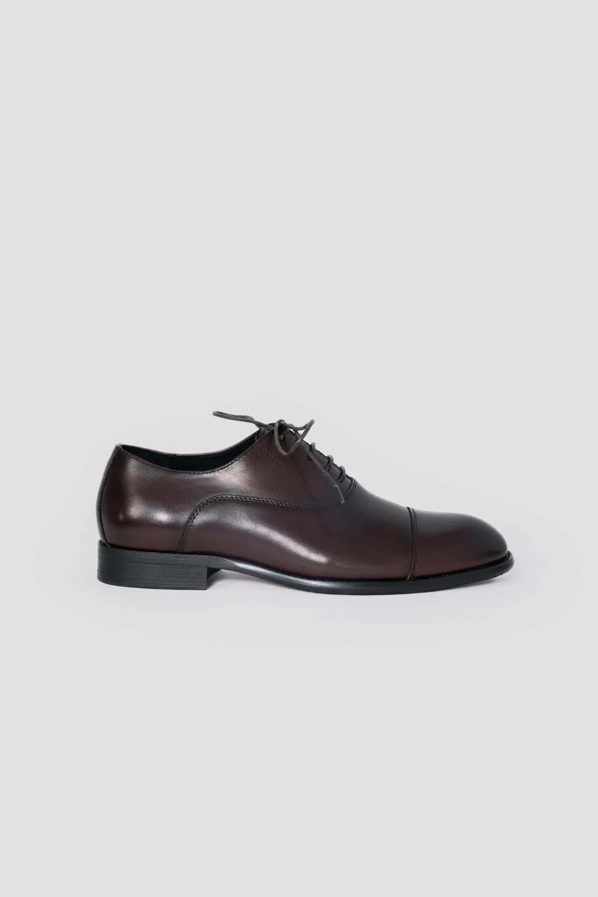Zapatos Oxford de piel en color burdeos
